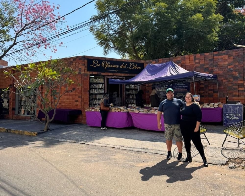 Fabio Da Silva y su esposa Fiorella Rota frente al local de La Oficina del Libro